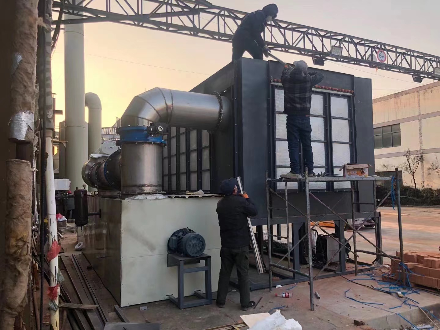 華燦電訊電鍍生產(chǎn)工序采用固體蓄熱蒸汽機(jī)組替代燃?xì)庹羝仩t(圖1) 華燦電訊電鍍生產(chǎn)工序采用固體蓄熱蒸汽機(jī)組替代燃?xì)庹羝仩t(圖1)